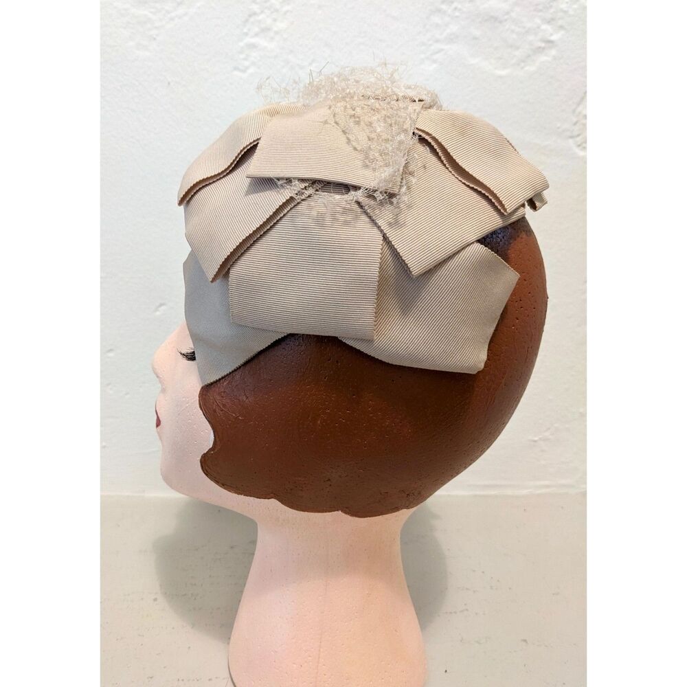 VTG. 50s/early 60s Creamy Beige Grosgrain Ribbon Half Hat / Cocktail Hat w/Veil - Picture 2 of 11